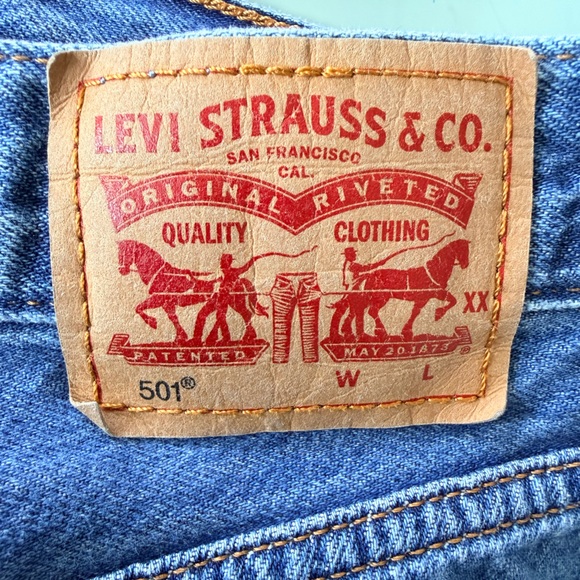 LEVI'S 501 CUTOFF DISTRESSED DENIM 100% COTTON SHORTS, WOMEN’S SIZE 31 5” INSEAM - Picture 5 of 12